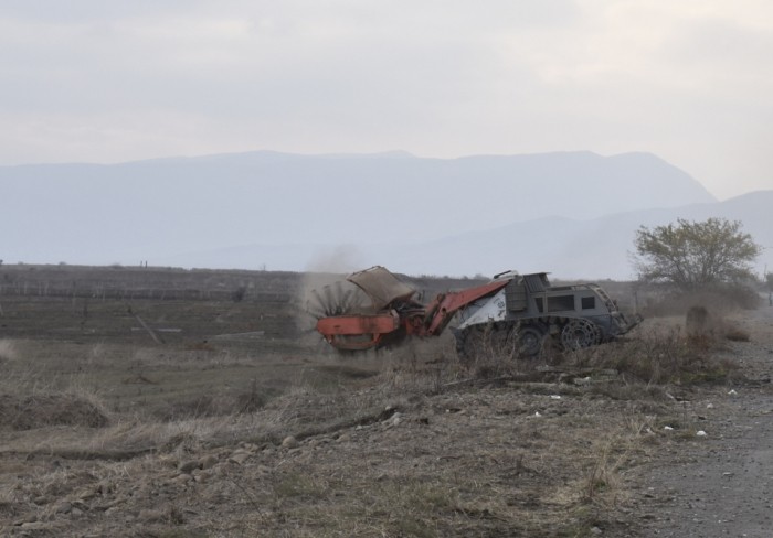 Ağdama gedən yol minalardan təmizlənir - FOTO