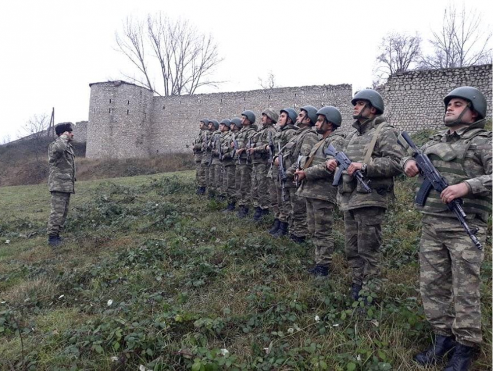 Hərbçilərimiz şəhidlərin xatirəsini Şuşa qalasında andı - FOTO