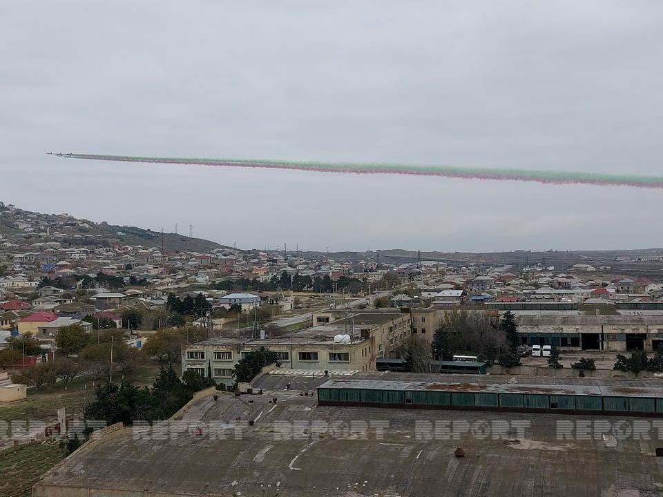 Hərbi təyyarələr Qələbə paradına hazırlıq uçuşları keçirdi - FOTOLAR