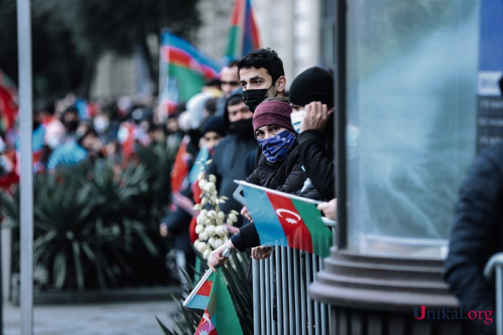 Bakı sakinləri paradın başlamasını gözləyir - FOTOLAR