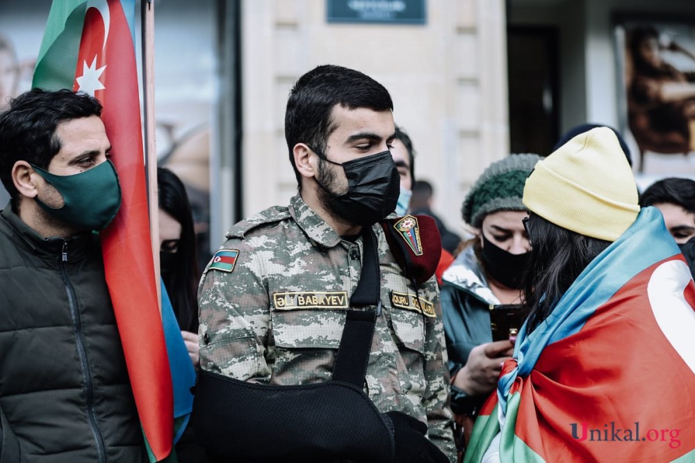 Bakı sakinləri paradın başlamasını gözləyir - FOTOLAR