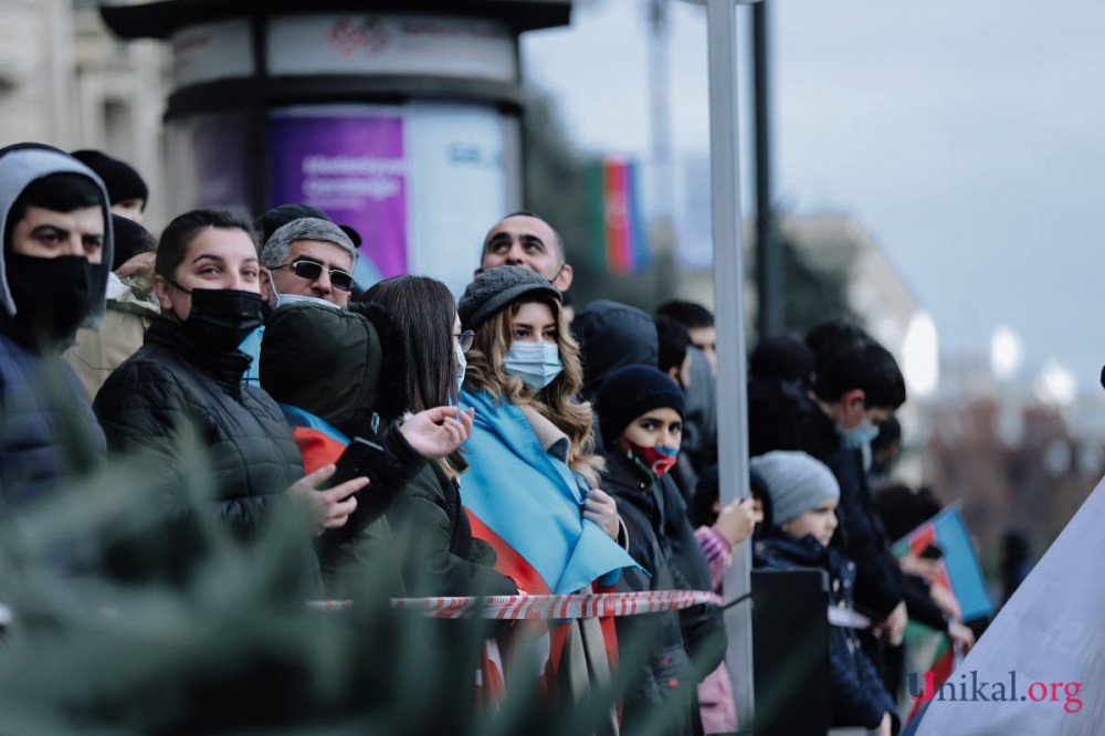 Bakı sakinləri paradın başlamasını gözləyir - FOTOLAR