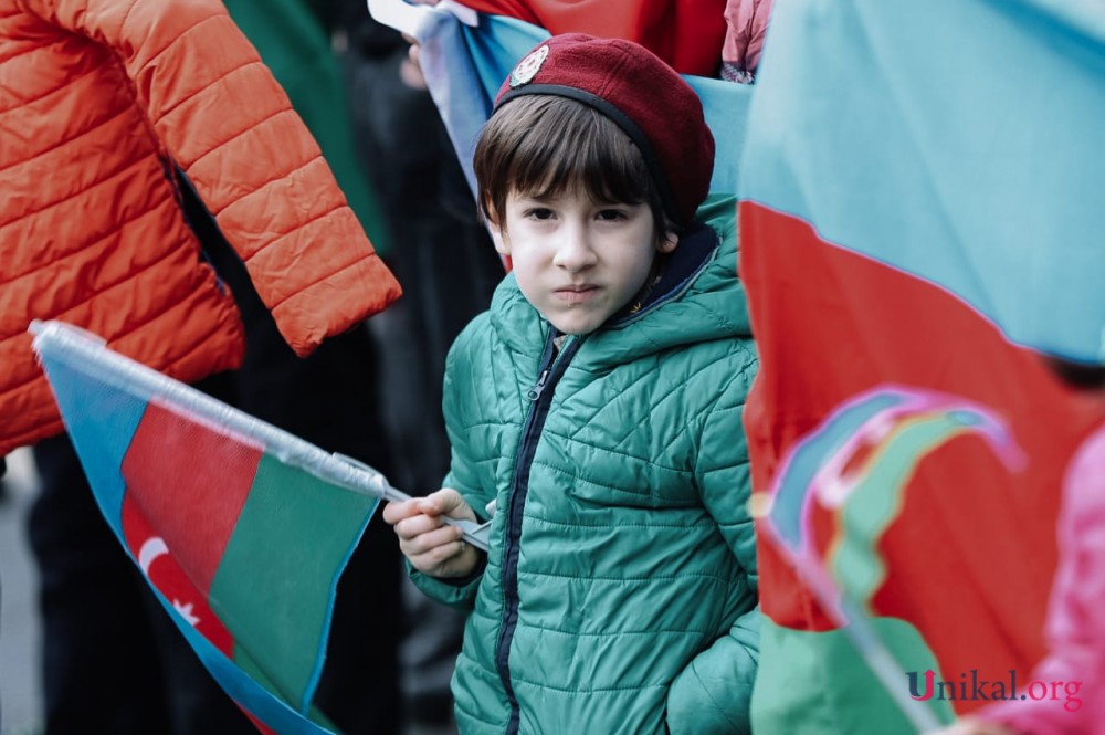 Bakı sakinləri paradın başlamasını gözləyir - FOTOLAR