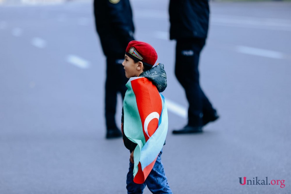 Bakı sakinləri paradın başlamasını gözləyir - FOTOLAR