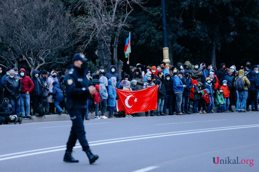 Bakı sakinləri paradın başlamasını gözləyir - FOTOLAR