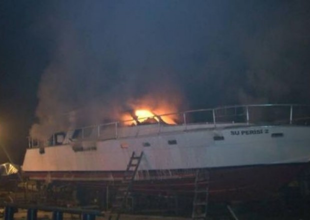 Türkiyədə balıqçı gəmisi yandı