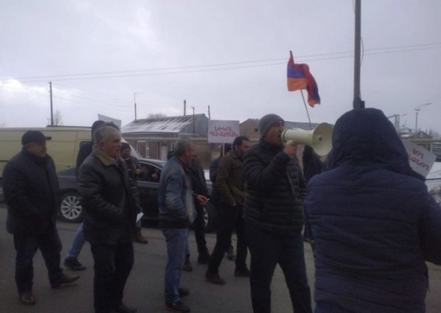 Ermənistanda etirazçılar Yerevan-Vanadzor yolunu bağladı