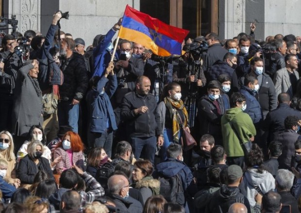 Ermənistanda etirazçılar yolu bağladılar - VİDEO