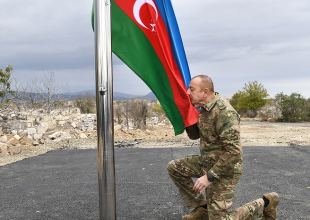 Ali Baş Komandan azad edilmiş ərazidə bayrağımızı ucaltdı - VİDEO