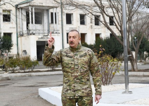 “Ermənistan ağ bayraq qaldırdı, diz çökdü” - Ali Baş Komandan