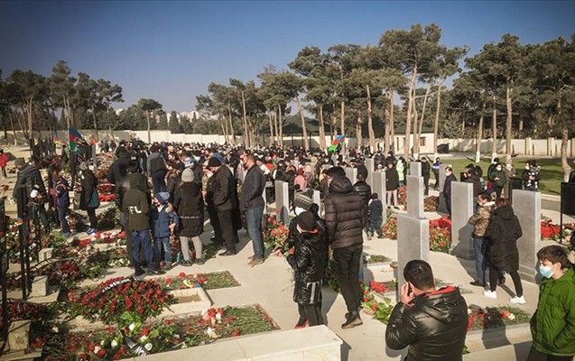 Yeni ilin ilk günü şəhidləri yad etdilər - Fotolar