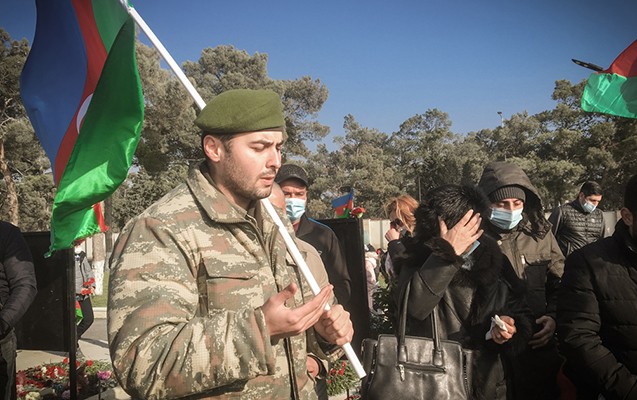 Yeni ilin ilk günü şəhidləri yad etdilər - Fotolar