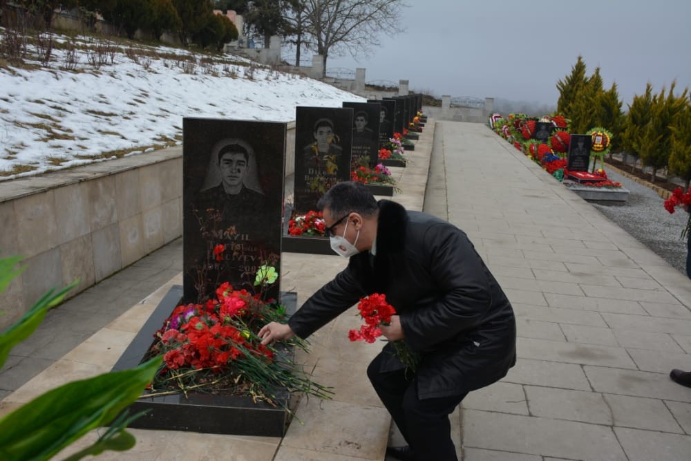 Novruz Aslanov şəhid ailələrini ziyarət etdi - FOTOLAR