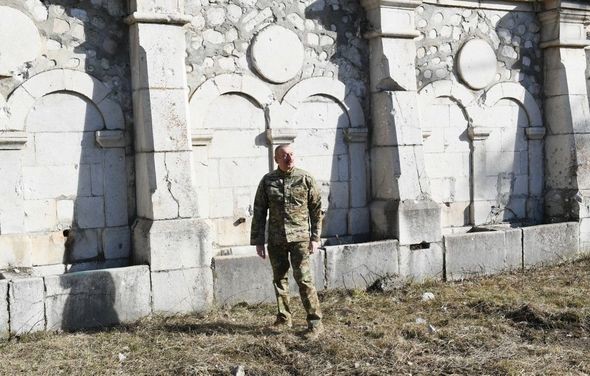 İlham Əliyev 39 il sonra Şuşada Heydər Əliyevlə şəkil çəkdirdiyi yerdə - FOTOLAR