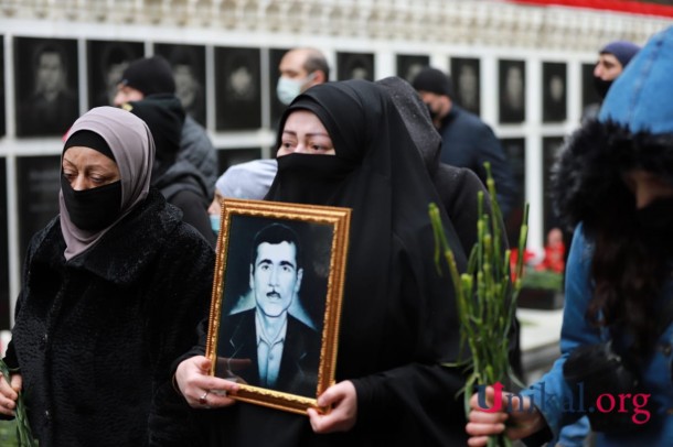 Azərbaycan xalqı 20 Yanvar şəhidlərinin xatirəsini yad edir - FOTOREPORTAJ