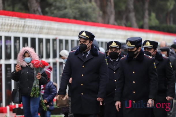 Azərbaycan xalqı 20 Yanvar şəhidlərinin xatirəsini yad edir - FOTOREPORTAJ