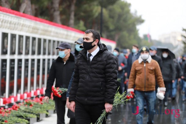 Azərbaycan xalqı 20 Yanvar şəhidlərinin xatirəsini yad edir - FOTOREPORTAJ