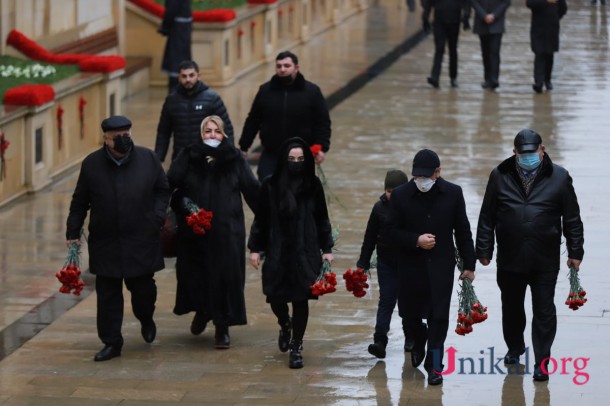 Azərbaycan xalqı 20 Yanvar şəhidlərinin xatirəsini yad edir - FOTOREPORTAJ