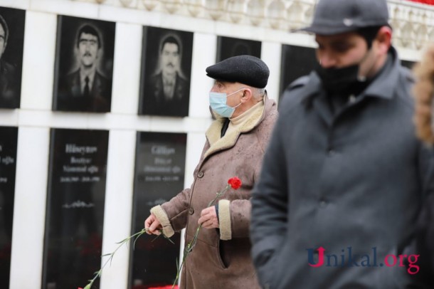 Azərbaycan xalqı 20 Yanvar şəhidlərinin xatirəsini yad edir - FOTOREPORTAJ