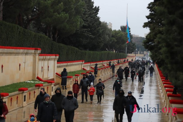 Azərbaycan xalqı 20 Yanvar şəhidlərinin xatirəsini yad edir - FOTOREPORTAJ