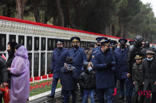 Azərbaycan xalqı 20 Yanvar şəhidlərinin xatirəsini yad edir - FOTOREPORTAJ