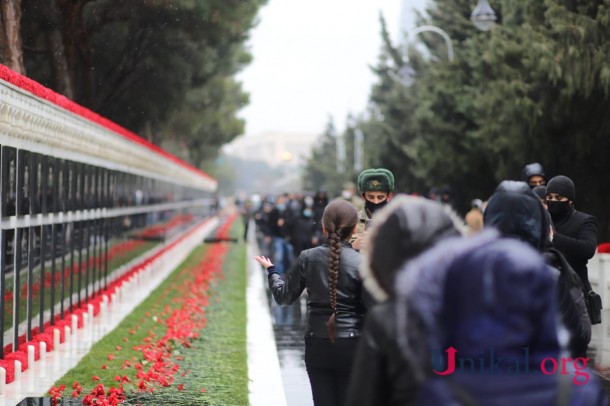 Azərbaycan xalqı 20 Yanvar şəhidlərinin xatirəsini yad edir - FOTOREPORTAJ