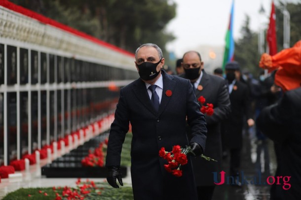 Azərbaycan xalqı 20 Yanvar şəhidlərinin xatirəsini yad edir - FOTOREPORTAJ