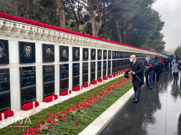 Bakı Nəqliyyat Agentliyinin rəhbərliyi Şəhidlər Xiyabanını ziyarət etdi - FOTOLAR