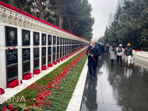 Bakı Nəqliyyat Agentliyinin rəhbərliyi Şəhidlər Xiyabanını ziyarət etdi - FOTOLAR