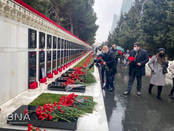 Bakı Nəqliyyat Agentliyinin rəhbərliyi Şəhidlər Xiyabanını ziyarət etdi - FOTOLAR