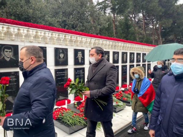 Bakı Nəqliyyat Agentliyinin rəhbərliyi Şəhidlər Xiyabanını ziyarət etdi - FOTOLAR