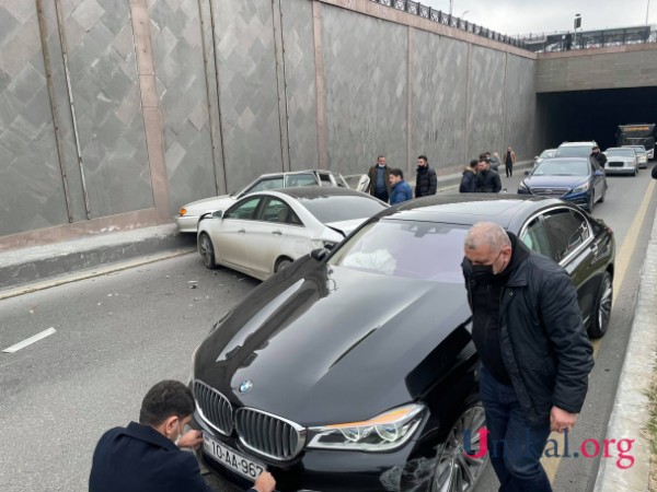 Bakıda "AA" seriyalı avtomobil qəza törətdi - Yaralılar var (FOTOLAR+VİDEO) - YENİLƏNİB