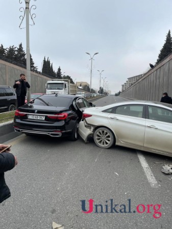 Bakıda "AA" seriyalı avtomobil qəza törətdi - Yaralılar var (FOTOLAR+VİDEO) - YENİLƏNİB