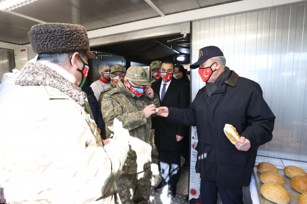 Hulusi Akar çörəyi Zakir Həsənovla bölüşdü - FOTO