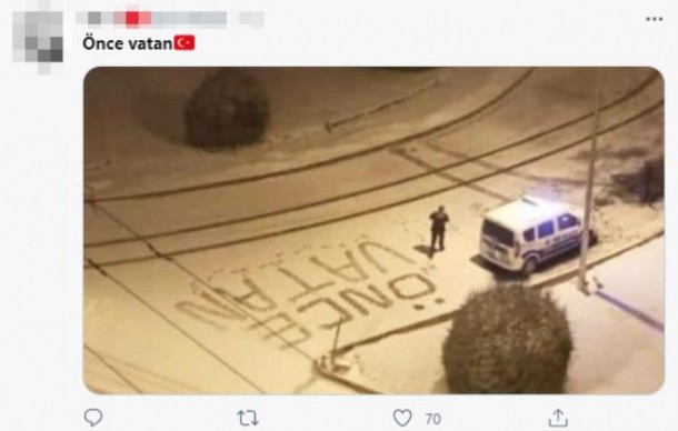 Polis qarla örtülü yolun üzərinə bu sözü yazdı - FOTO