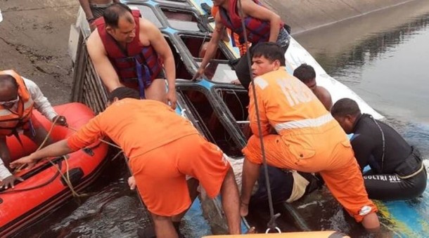 Hindistanda avtobus qəzaya uğrayıb, 47 nəfər ölüb - FOTO