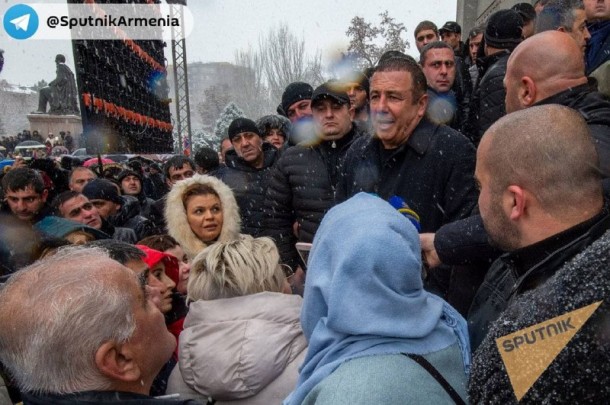 İrəvanda Paşinyanın istefası tələbi ilə aksiya keçirilir (FOTOLAR)