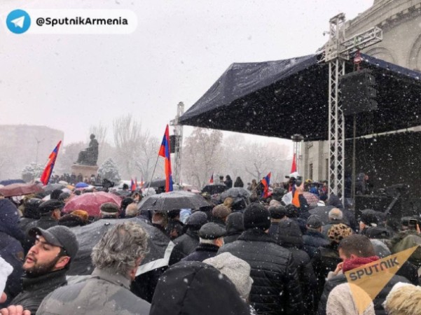 İrəvanda Paşinyanın istefası tələbi ilə aksiya keçirilir (FOTOLAR)