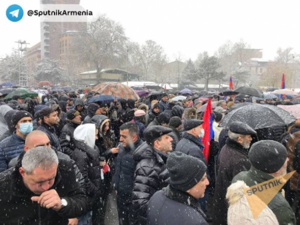 İrəvanda Paşinyanın istefası tələbi ilə aksiya keçirilir (FOTOLAR)