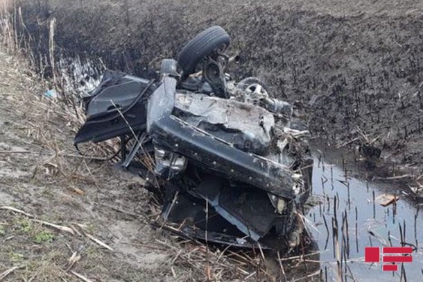 "BMW" yoldan çıxaraq aşıb, yaralılar var - FOTO