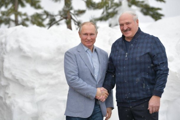 Lukaşenko Putinin sözlərini dəftərinə yazdı - FOTO (YENİLƏNİB-1)
