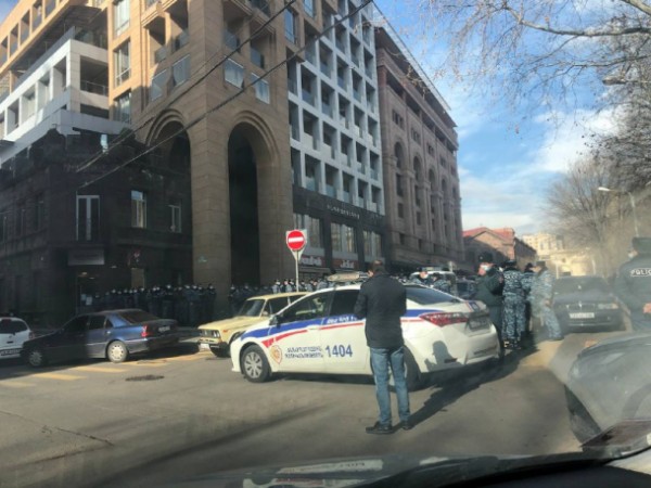 Ermənistanda polis hökumət binasını nəzarətə götürdü - snayperlər gətirildi (FOTOLAR)