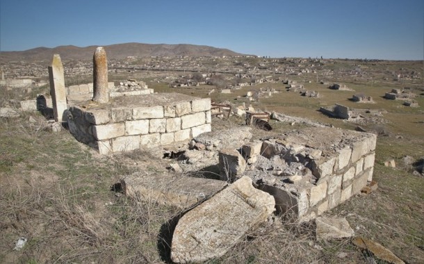 "Sanki ölülərdən də intiqam almaq istəyiblər” - Hikmət Hacıyev