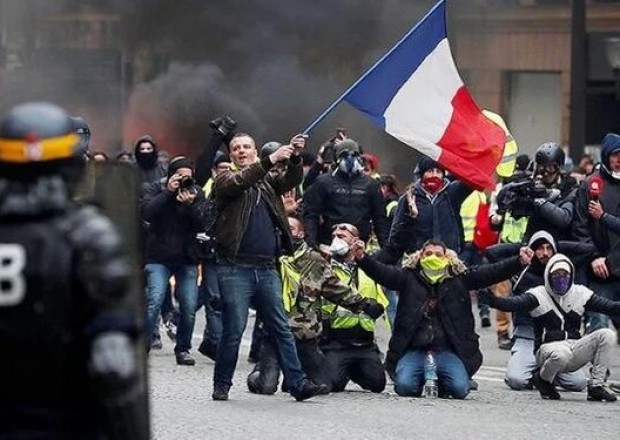 Fransada tibbi  maska taxılmasına etiraz edildi