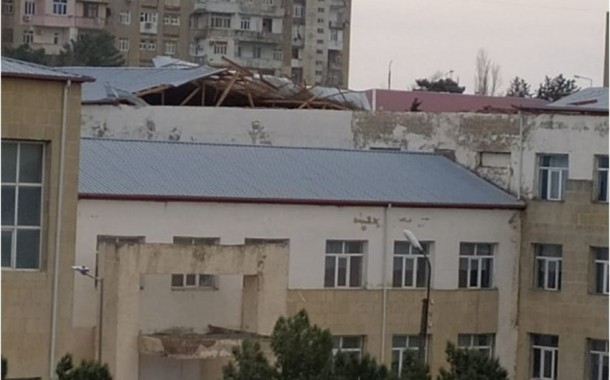 Bakıda güclü külək orta məktəbin dam örtüyünü uçurdu - FOTO