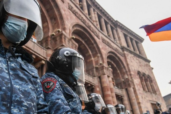 Ermənistanda etiraz: Hökumət binası mühasirəyə alındı