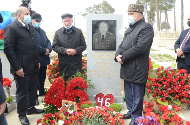 Qubadlı İcra Hakimiyyətinin rəsmiləri Milli Qəhrəmanın məzarını ziyarət etdi - FOTOLAR