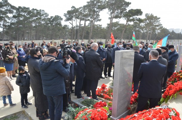 Qubadlı İcra Hakimiyyətinin rəsmiləri Milli Qəhrəmanın məzarını ziyarət etdi - FOTOLAR