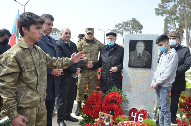 Qubadlı İcra Hakimiyyətinin rəsmiləri Milli Qəhrəmanın məzarını ziyarət etdi - FOTOLAR