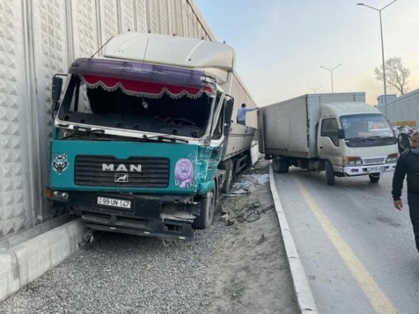 Bakıda yük maşını qəzaya uğradı - FOTO